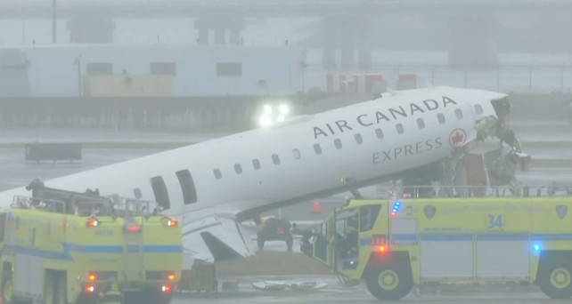 Bilder des verunglückten Flugzeugs: Der Flughafen ist geschlossen.