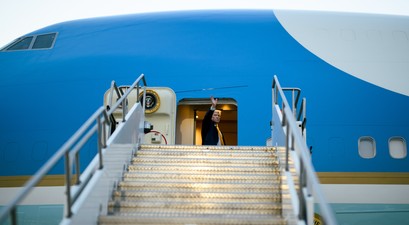 Trump beim Einsteigen in die alte Air Force One: Die beiden Flieger bleiben erstmal unverzichtbar. 