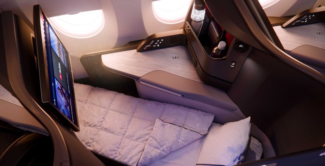 Ein Sitz der Delta One Suite im A350-1000 als Bettmodus mit Decke