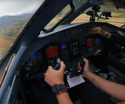 atr 42 600 druk air bhutan cockpit