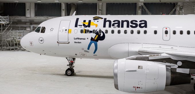 Den Flieger schmücken die Kindermaskottchen Lu ...