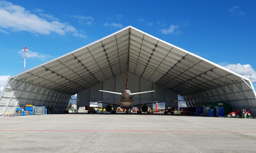 Condors Airbus A320 im mobilen Hangar in Kavala: Kennzeichen D-AICP.