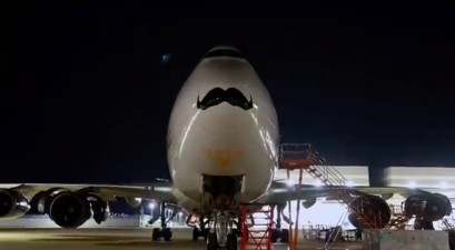 Boeing 747 mit Schnurrbart: Botschaft zum Movember.