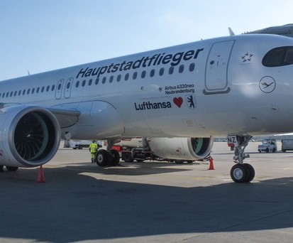 Lufthansas Airbus A320 Neo mit dem Kennzeichen D-AINZ und Spezialbeklebung in der Münchner Sonne: Der Jet ...