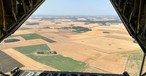 Blick aus der Heckrampe der Lockheed C-130 Hercules: Das Flugzeug ist ein Klassiker der Militäraviatik.