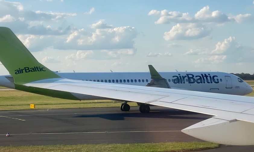 Airbus A220 von Air Baltic in Düsseldorf: Für Eurowings unterwegs.