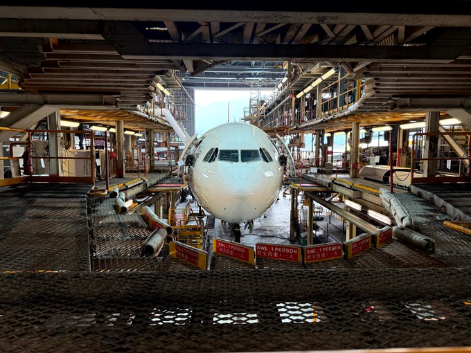 Die HB-JHC im Hangar von Haeco in Hongkong. Seit Mitte Juli wird der Airbus A330 hier auf die neue Langstreckenkabine Swiss Senses umgerüstet.