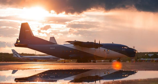 Eine Antonov An-12: Das Flugzeug kann bis zu 20 Tonnen Fracht transportieren.  