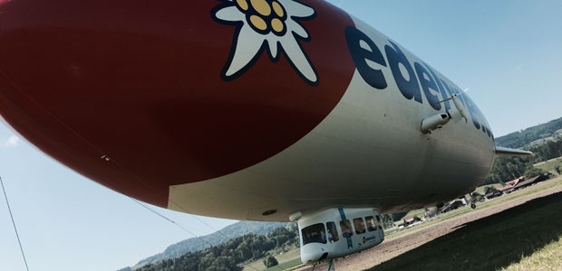 Der Schweizer Ferienflieger Edelweiss Air feiert sein 20-jähriges Jubiläum. Dafür mietet er diesen Sommer einen Zeppelin. Am Steuer sitzt oft Pilot Lars Pentzek. Er ist einer von rund zehn Luftschiff-Kapitänen weltweit.
