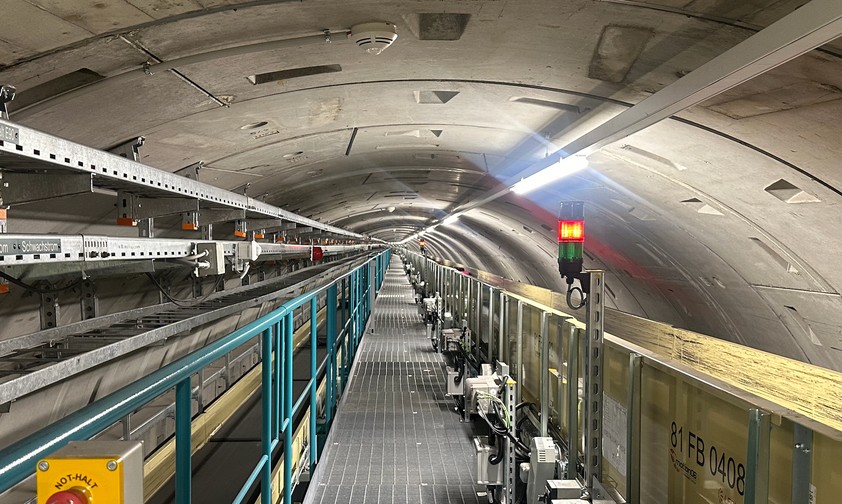 Ein 800 Meter langer Tunnel verbindet ...