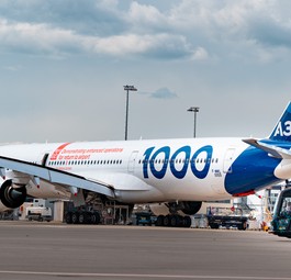 Ein Airbus A350 und der Optimate-Lkw: Das Fahrzeug ...