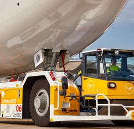 Elektro-Schlepper von Lufthansa: Verfügt zur Absicherung noch über ein Dieselaggregat.