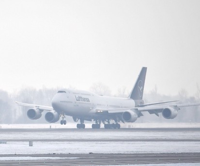 boeing 747-8 lufthansa piste schnee