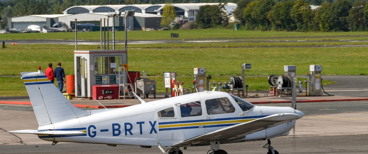 Piper PA-28 vor einer Tankstelle: Avgas 100LL ist in der EU bis 2032 erlaubt.