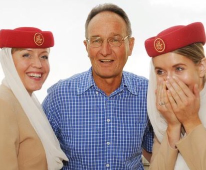 Martin Groß mit zwei Flugbegleiterinnen von Emirates: In 18 Jahren nie Probleme bekommen.