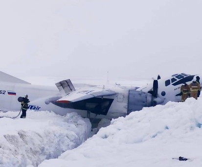 Die Antonov An-26 blieb rund 1000 Meter vor der Piste im Schnee stecken.