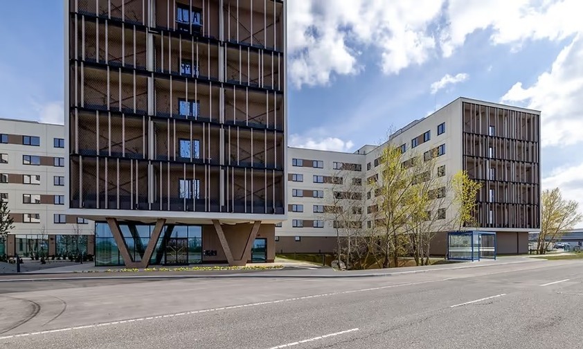Leonardo Smart Hotel Vienna Airport: Viel Holz vor der Hütte.
