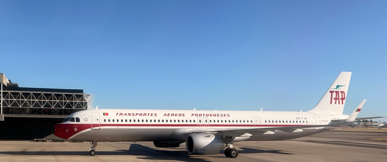 Airbus A320 mit Retrolackierung in Lissabon: Gehört wohl bald teilweise Lufthansa Group.