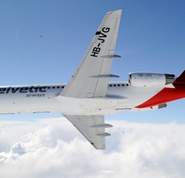 Fokker 100 von Helvetic Airways: Wertvolle Fracht geladen.