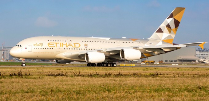 <strong>Etihad Airways:</strong> Hinter Etihads zehn A380 steht ein Fragezeichen. Im Frühjahr sagte Airline-Chef Tony Douglas, dass die Superjumbos «sehr wahrscheinlich» nicht mehr in den Einsatz zurückkehren werden. Im Dezember <a href="https://www.aerotelegraph.com/airbus-a380-hat-bei-etihad-doch-eine-comeback-chance">klang er dann schon anders und sagte</a>: «Wenn die Wirtschaftlichkeit stimmt, werden sie wieder eingesetzt.» Es gab auch immer wieder Spekulationen. So etwa, dass Etihad ab Dezember 2022 wieder mit A380 zwischen Abu Dhabi und London fliegen wird - doch darauf deutet aktuell nichts hin. Von den zehn A380 ist aktuell keiner aktiv.