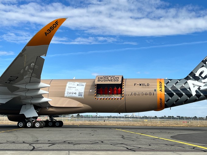 Airbus A350 F Erstflug in Toulouse: Die Crew winkte aus der extra großen Frachttür.