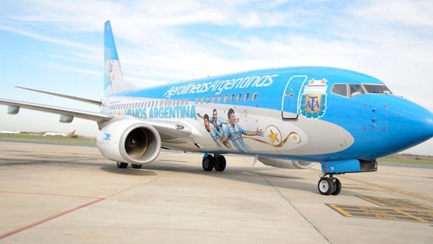 Das Flugzeug der Finalgegner: Die Boeing 737 von Aerolinas Argentinas in den Farben des Landes und mit Gesichtern einiger Spieler sowie dem Spruch «Vamos Argentina».