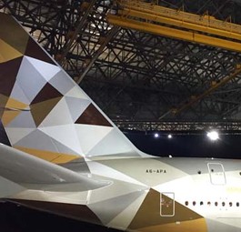 Gleich von außen sichtbar ist die neue Bemalung von Etihad, die zuerst die Airbus A380 und Dreamliner, später alle anderen Flugzeuge bekommen. Sie soll die Farben der Wüste der Vereinigten Arabischen Emirate wiedergeben.
