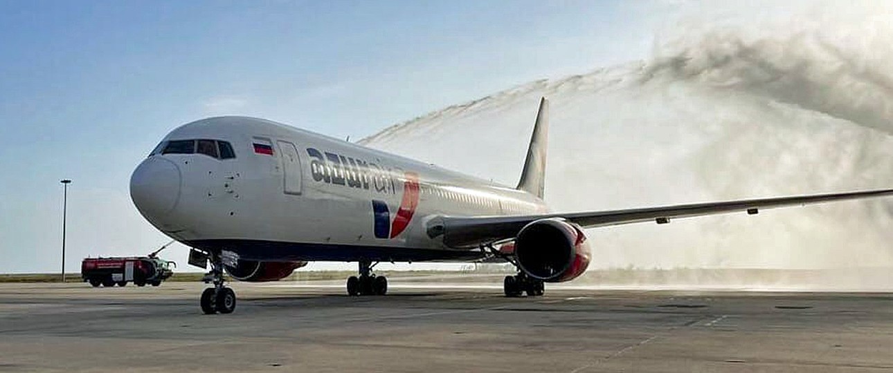 Boeing 767 von Azur Air: Dieses Mal wurde sie nicht mit einer Wasserfontäne begrüßt.