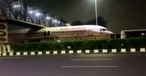 Ex-Air-India-Flieger bleibt unter Brücke stecken