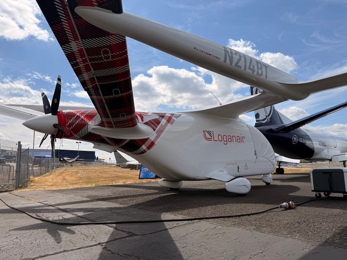 Ebenfalls zu sehen ist von Beta Technologies das Alia Ctol (Conventional Takeoff and Landing) in den Farben von Loganair.