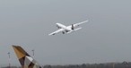 Lufthansas Airbus A340-600 mit dem Kennzeichen D-AIHX vor einer Etihad-Heckflosse: Abschied aus Düsseldorf.