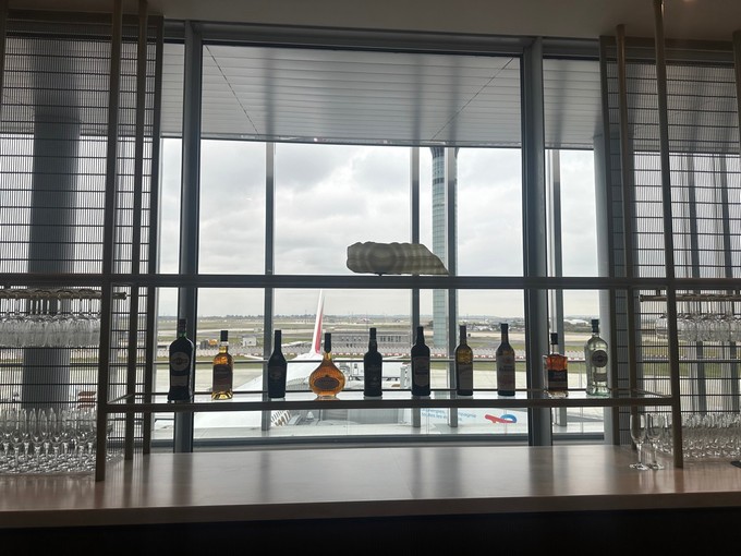 Schon hier hat man durch die Glasfassade einen Blick aufs Vorfeld.