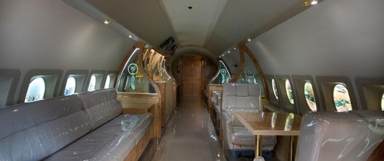 Das Anwesen ist kein gewöhnliches Anwesen. Dazu gehört auch eine Fokker F28. Der Jet besticht mit einer exklusiven Ausstattung.