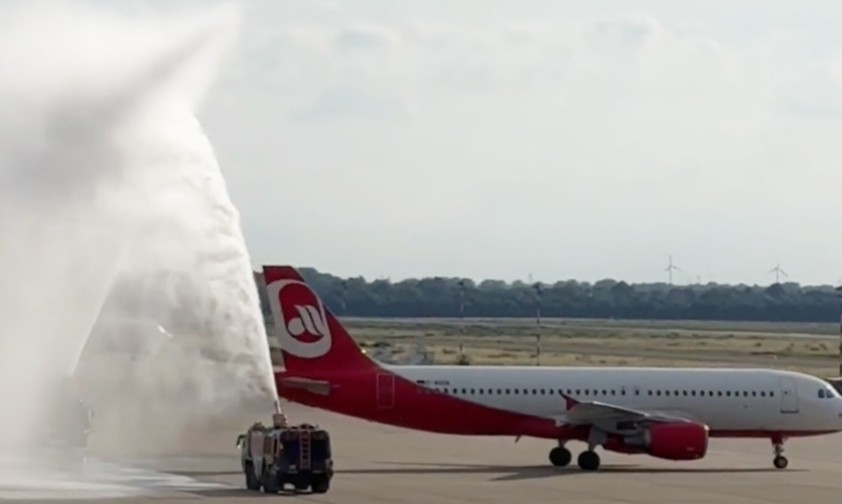 Slowenische Mannschaft reist mit Sundairs Air-Berlin-Jet an
