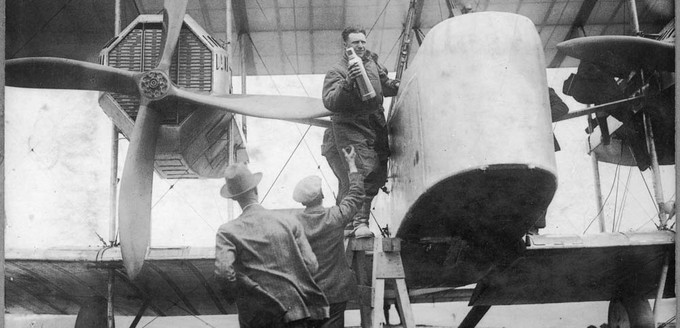 Pilot John Alcock bei der Beladung seiner Vickers Vimy: Mit Navigator Arthur Brown gelang ihm am 15. Juni 1919 die erste fliegerische Nonstop-Überquerung des Atlantiks.