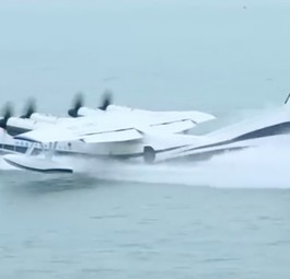 Riesen-Flugboot startet erstmals aus dem Wasser
