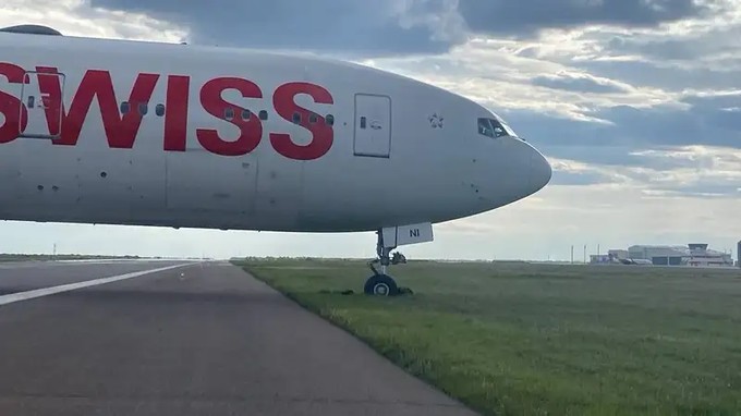 Die im Gras festsitzende Boeing 777 von Swiss. Inzwischen fliegt sie bereits wieder.