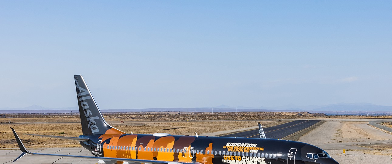 Die neue Lackierung auf der Boeing 737: In schwarz-orange-braunen Farben kommt der Jet daher.