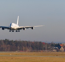 F-HPJB bei der Landung in Dresden.