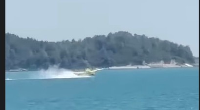 Der Moment des Unglücks: Die Air Tractor AT-802F berührte mit der rechten Tragfläche das Wasser.