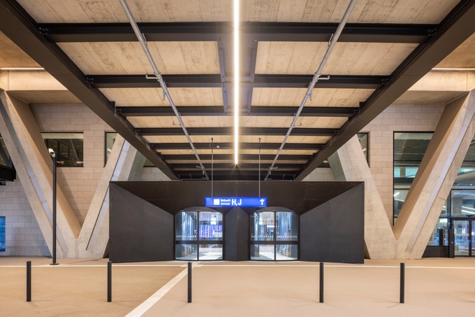 Aktuell gibt es die Flugsteige G,H und JPerspektivisch kann der Flugsteig K gebaut werden und die Kapazität damit auf bis zu 25 Millionen Passagiere steigen.  