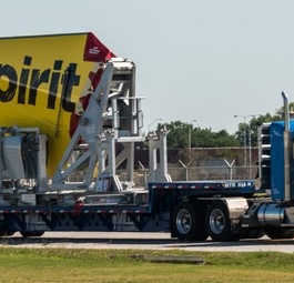Transport einer Heckflosse eines Airbus A320 von Spirit: Die Fluglinie baut aus.
