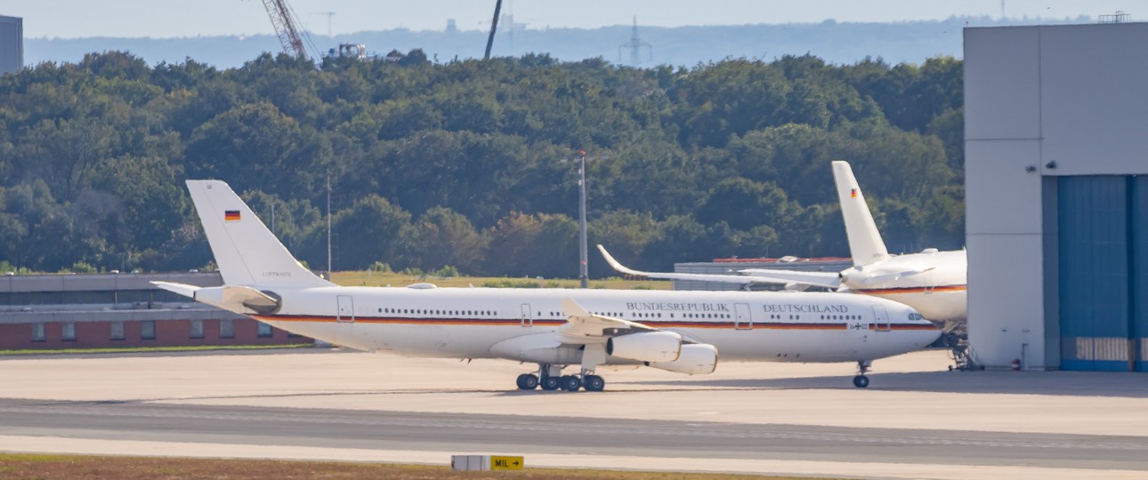 Der Airbus A340 mit der Registrierung 16+02 in Köln/Bonn: Bye bye.