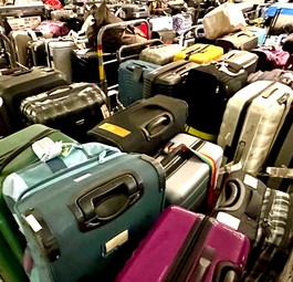Koffer-Stau am Flughafen Zürich: Die Berge sollen bald abgebaut sein.