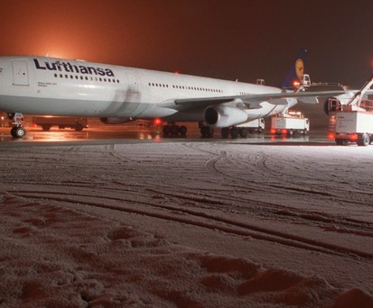 Airbus A340-300 von Lufthansa: Die Fluglinie fliegt via Bangkok nach Hongkong.