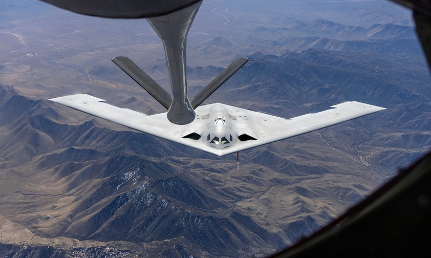Stealth ist wichtiger als Speed - ein B-21 Raider wird in der Luft betankt.