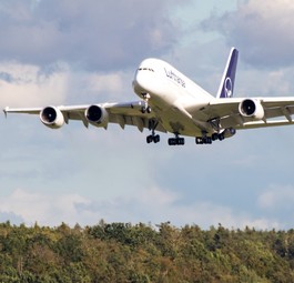 Die D-AIMB: Niedriger Überflug über den Flughafen Nürnberg.