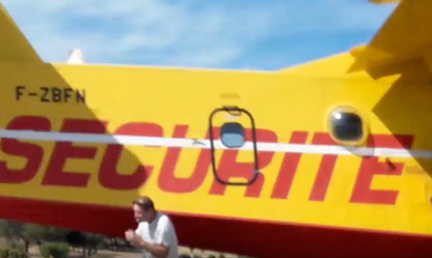 Löschflugzeug streift Schaulustige