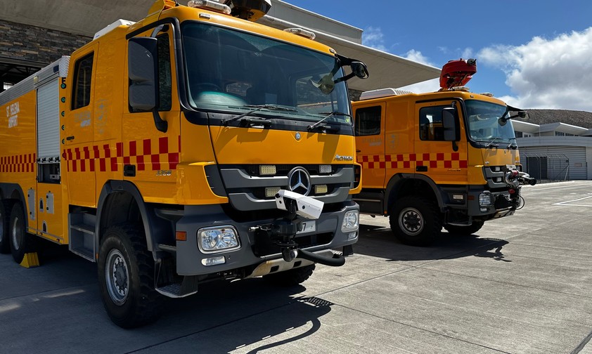 Zwei der drei Löschfahrzeuge am Flughafen St. Helena: Weil alle Fahrzeuge defekt sind, darf der Flughafen kein Flüge mehr abfertigen.