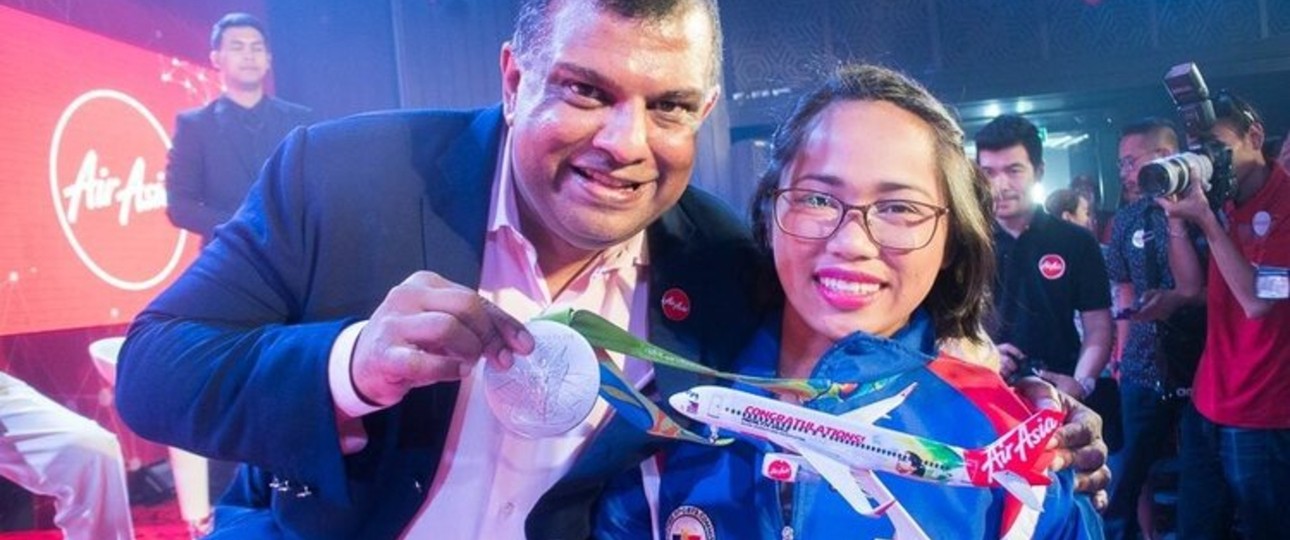 Air-Asia-Chef Tony Fernandes mit der Gewichtheberin Hidilyn Diaz: Schon nach der Silbermedaille in Rio gab es eine Auszeichnung.